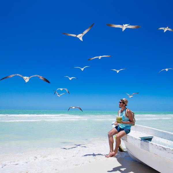 Playa extensa y solitaria en Isla Holbox al mediodía