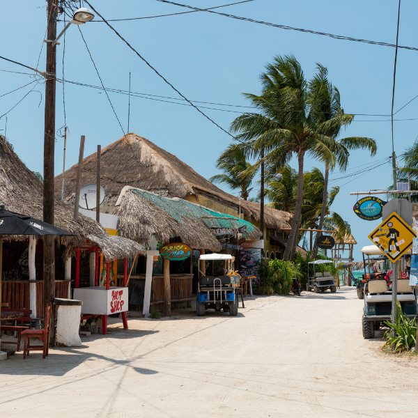 Calle de arena en el pueblo de Isla Holbox con casas coloridas y bicicletas