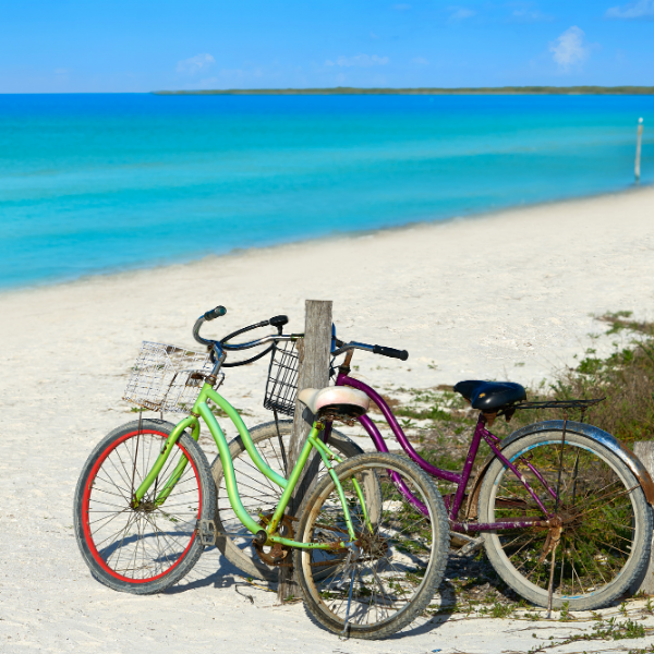 Bicicletas de renta en una calle de arena de Isla Holbox